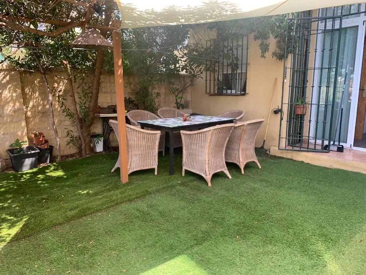 Apartamento con jardín y piscina en el faro de calaburras La Cala De Mijas